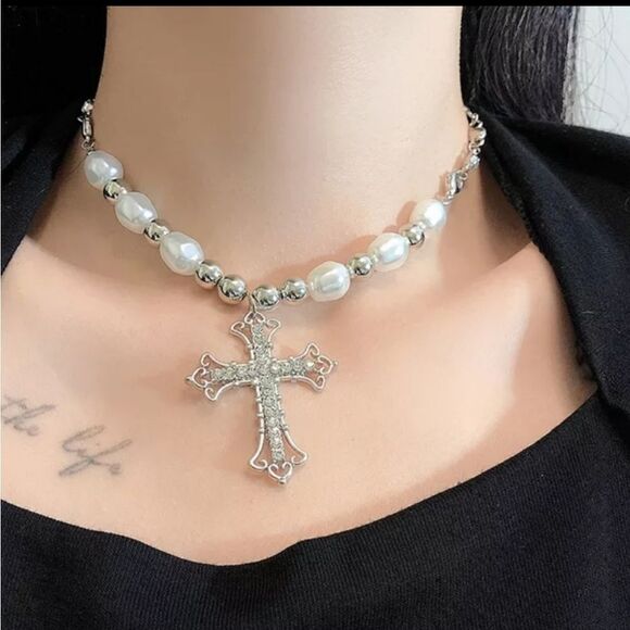 NWOT Y2K Pearl Cross Necklace - Picture 4 of 4